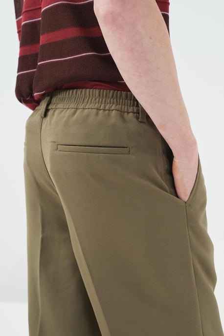 Hochtaillierte Plissee-Hose mit geradem Bein - Image 4