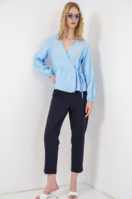 V-Ausschnitt Bluse mit Bindegürtel aus Krepp - Image 2