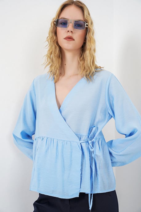 V-Ausschnitt Bluse mit Bindegürtel aus Krepp - Image 3