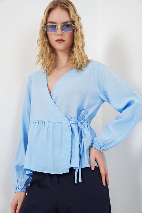 V-Ausschnitt Bluse mit Bindegürtel aus Krepp - Image 4