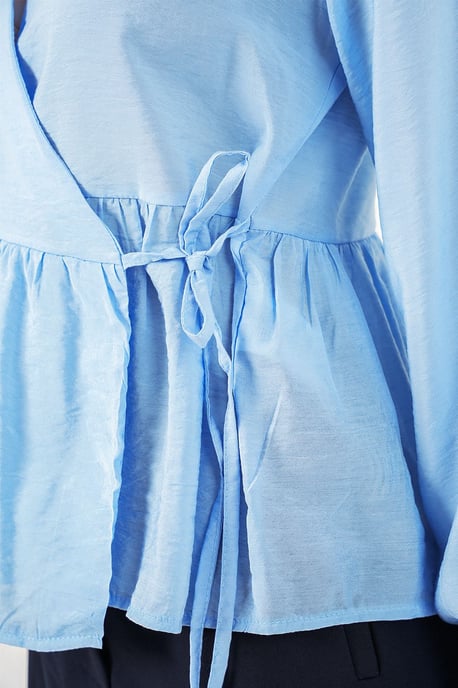 V-Ausschnitt Bluse mit Bindegürtel aus Krepp - Image 5