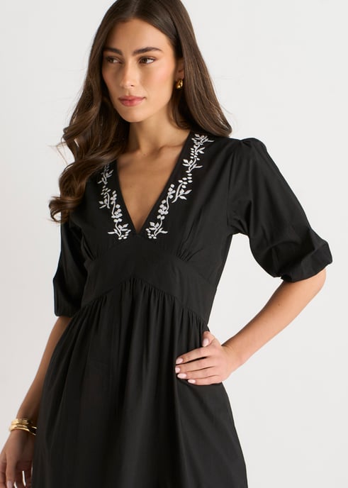 Schwarzes Midi-Kleid aus Baumwolle mit Puffärmeln und Stickerei - Image 2