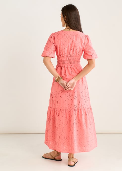 Kleid in Korallenrot mit Diamantschliff und V-Ausschnitt, verziert mit Broderie-Stickerei - Image 4
