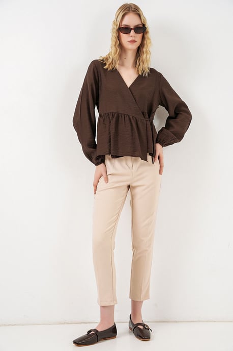 V-Ausschnitt Bluse mit Bindedetail aus Crepe - Image 2