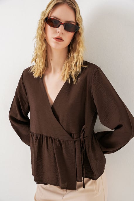 V-Ausschnitt Bluse mit Bindedetail aus Crepe - Image 3