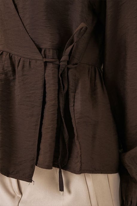 V-Ausschnitt Bluse mit Bindedetail aus Crepe - Image 5