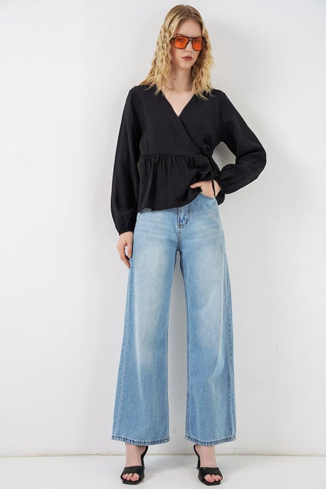 V-Ausschnitt Bluse mit Krawatten-Detail und Wickeloptik aus Crepe - Image 2