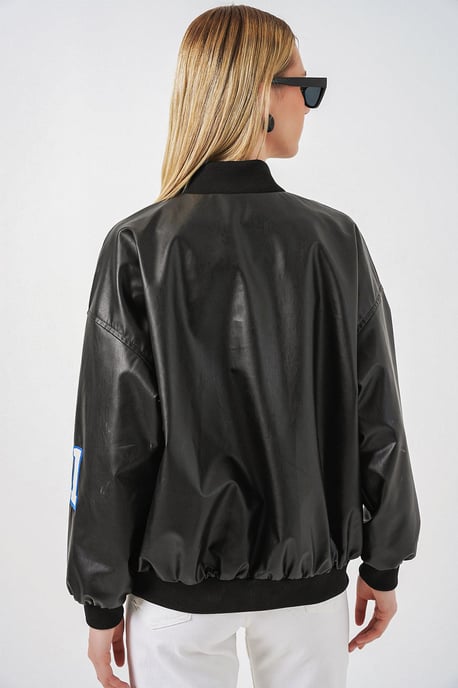 Taillierte Bomberjacke aus Kunstleder mit Schleife - Image 5