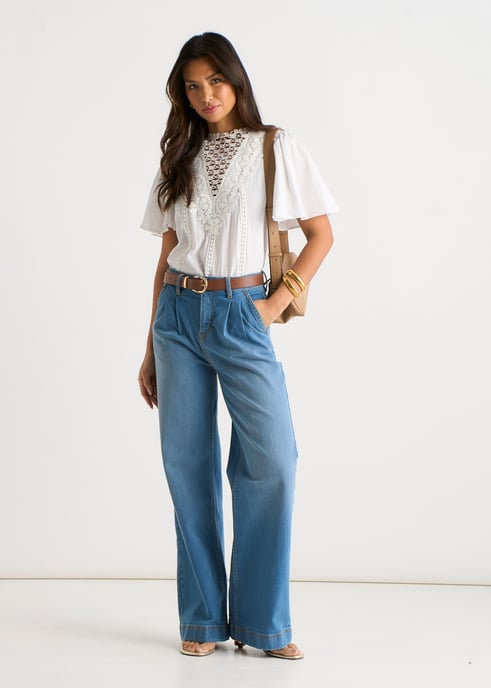 Blaue Jeans mit Falten und weitem Bein - Image 1