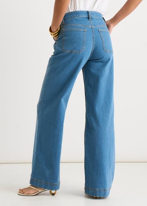 Blaue Jeans mit Falten und weitem Bein - Image 3