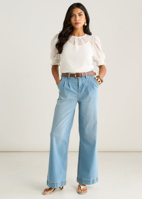 Hellblaue Jeans mit Falten und weitem Bein - Image 1