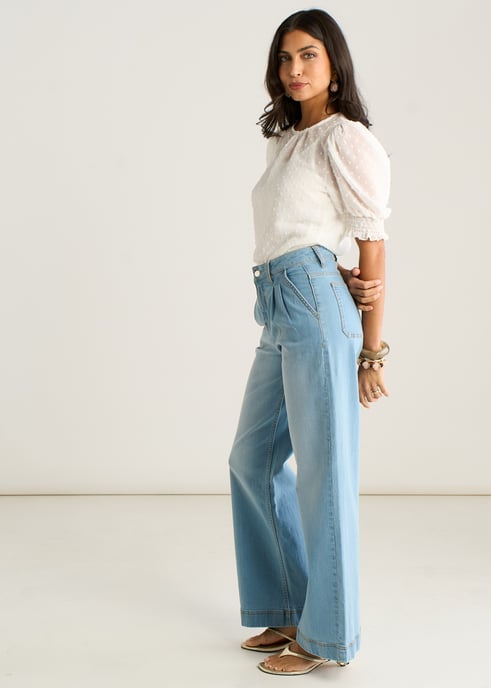 Hellblaue Jeans mit Falten und weitem Bein - Image 3
