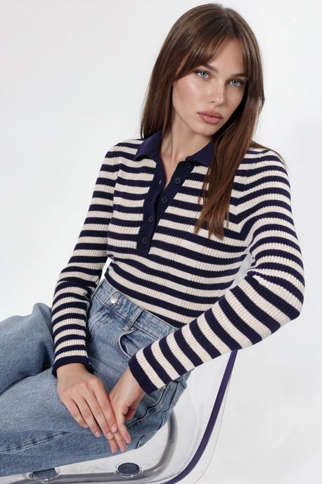 Gestreifter Rundhalsausschnitt-Pullover mit Knopfdetail - Image 1