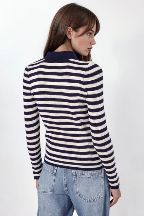 Gestreifter Rundhalsausschnitt-Pullover mit Knopfdetail - Image 2