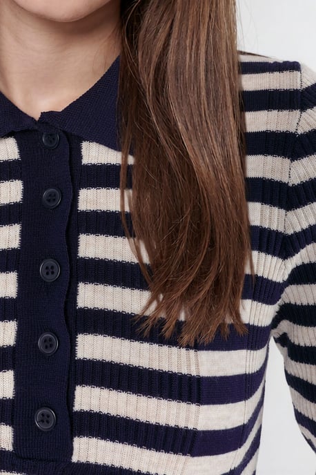 Gestreifter Rundhalsausschnitt-Pullover mit Knopfdetail - Image 4