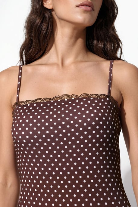 Midikleid mit Spitzen-Details und Punkten in Sandy - Image 4