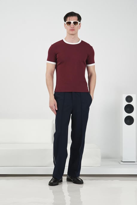 Slim Fit Rundhals-T-Shirt mit Kontrastbündchen - Image 1