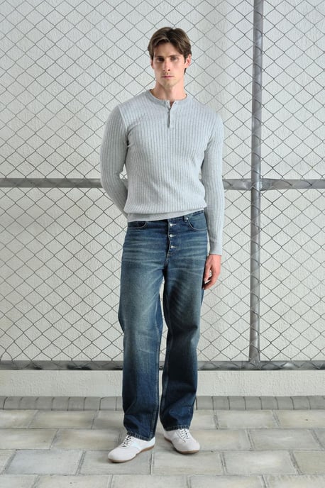 Slim Fit Rundhalsausschnitt T-Shirt mit Knopfdetails - Image 1