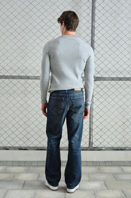 Slim Fit Rundhalsausschnitt T-Shirt mit Knopfdetails - Image 2