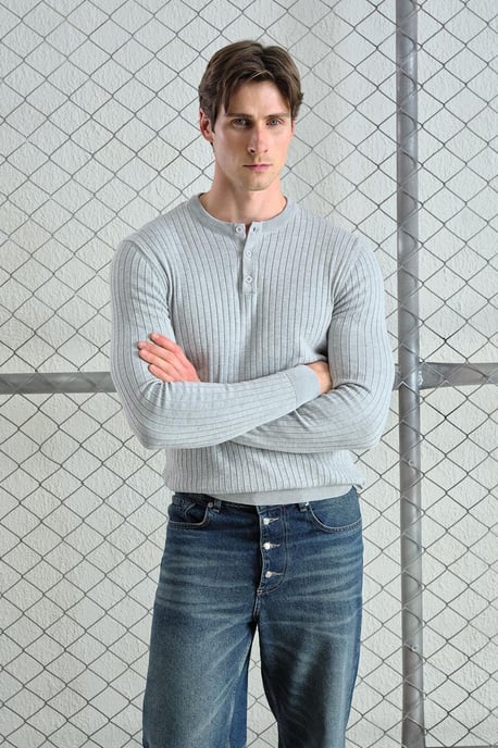 Slim Fit Rundhalsausschnitt T-Shirt mit Knopfdetails - Image 3