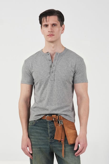 Slim Fit Rundhalsknopffreies T-Shirt - Image 1