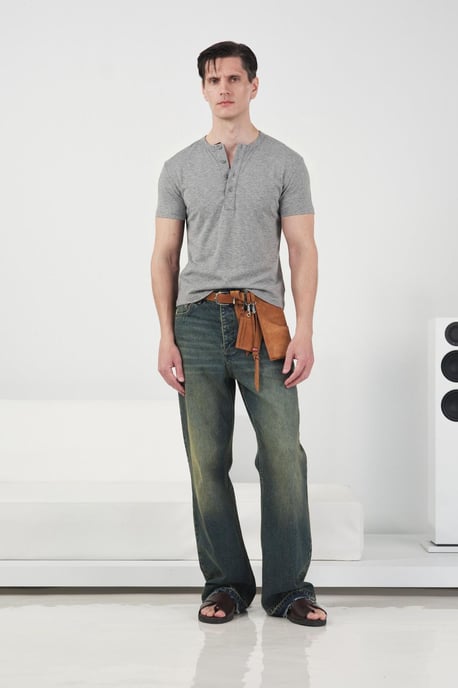 Slim Fit Rundhalsknopffreies T-Shirt - Image 2