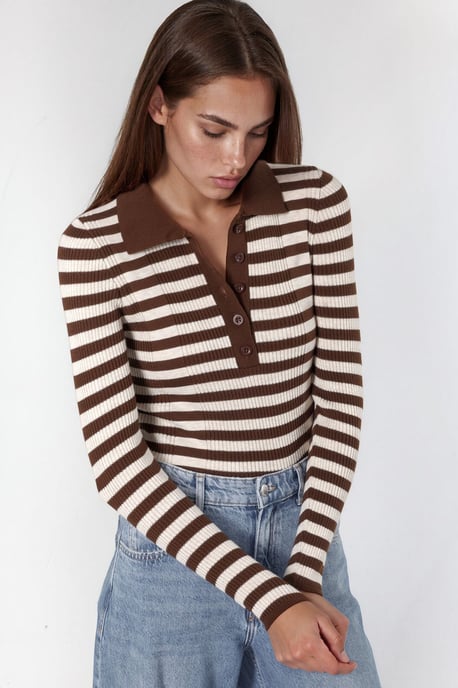 Gestreifter Rundhals-Pullover mit Knopfdetails - Image 4