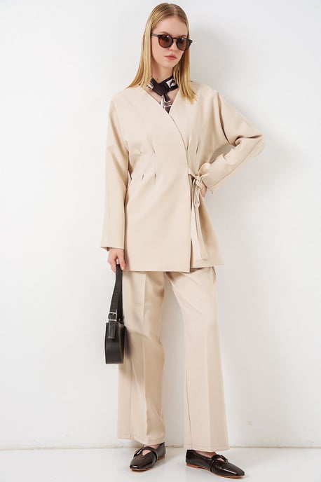 Langer Gürtel-V-Ausschnitt-Jacke - Image 1