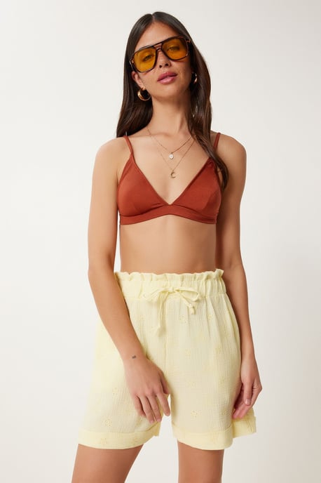 Hochtaillierte Mini-Shorts mit Bindeband und Binde-Detail - Image 2
