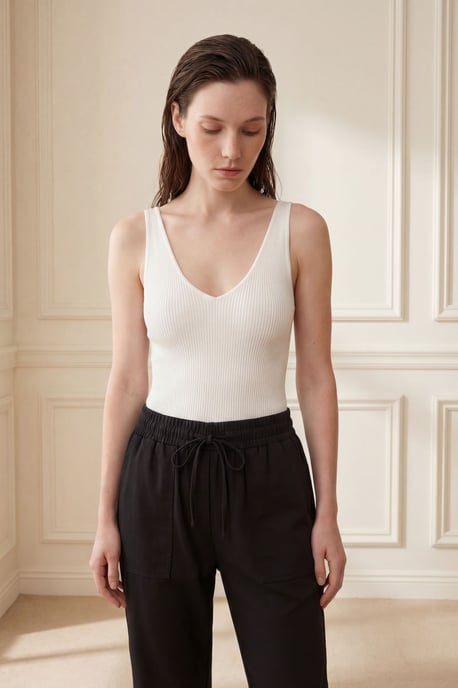 Knöchellange einfarbige Gabardine-Hosen mit Kordelzugbund - Image 3