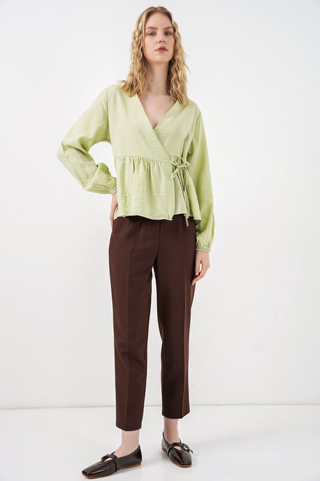 V-Ausschnitt Bluse mit Bindedetail aus Crepe - Image 2