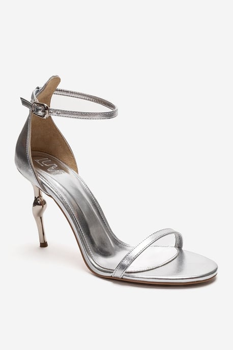 Yelena Pumps mit Knöchelriemen und Stilettoabsatz - Image 5