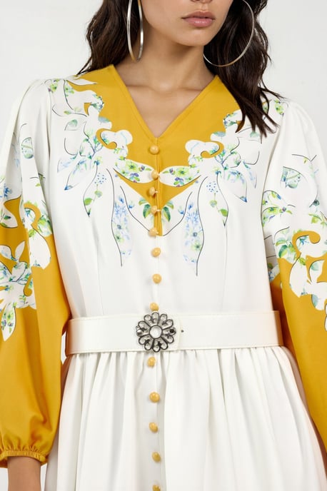 Blumen-Maxi-Kleid mit V-Ausschnitt und Knopfdetails - Image 3