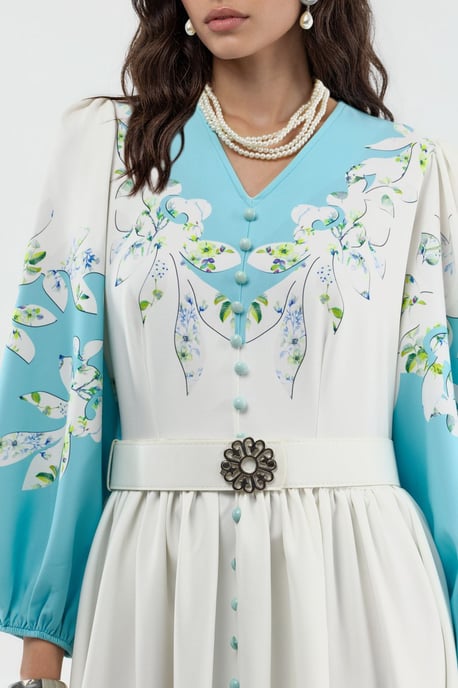 Blumen-Maxi-Kleid mit V-Ausschnitt und Knopfdetails - Image 5