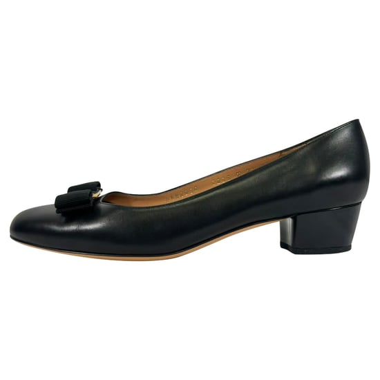 Ferragamo Vara Bow 30 Pumps aus schwarzem Kalbsleder - Image 4