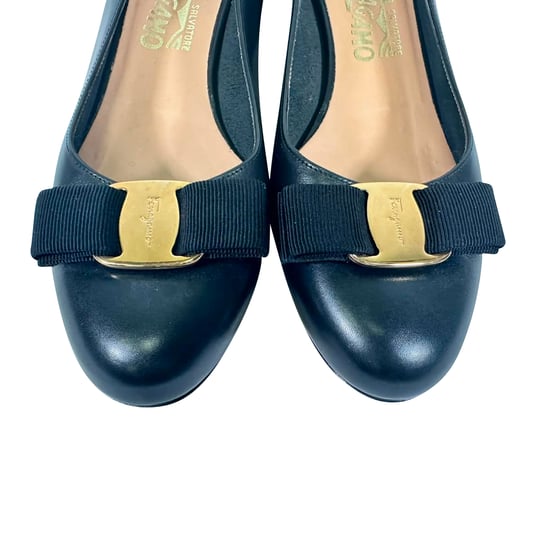 Ferragamo Vara Bow 30 Pumps aus schwarzem Kalbsleder - Image 5