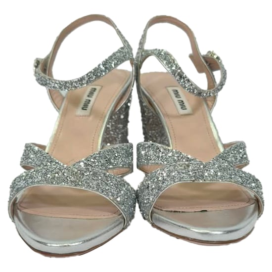 Miu Miu mit Kristallen verzierte Ledersandalen in silbernem Glitzer - Image 2