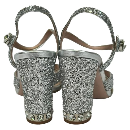 Miu Miu mit Kristallen verzierte Ledersandalen in silbernem Glitzer - Image 3