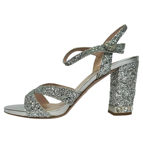 Miu Miu mit Kristallen verzierte Ledersandalen in silbernem Glitzer - Image 4