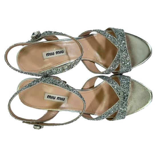 Miu Miu mit Kristallen verzierte Ledersandalen in silbernem Glitzer - Image 5