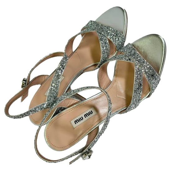 Miu Miu mit Kristallen verzierte Ledersandalen in silbernem Glitzer - Image 6