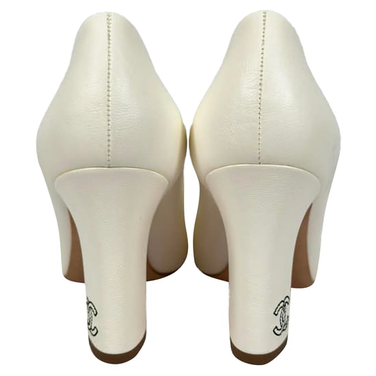 Chanel CC Spitz-Zeh-Pumps aus weißem Leder - Image 3