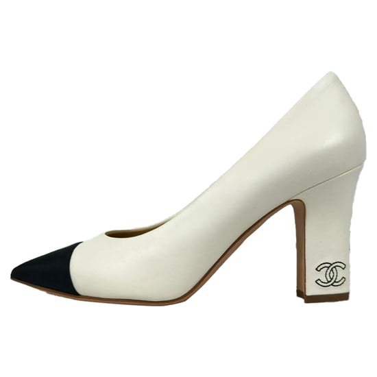 Chanel CC Spitz-Zeh-Pumps aus weißem Leder - Image 4