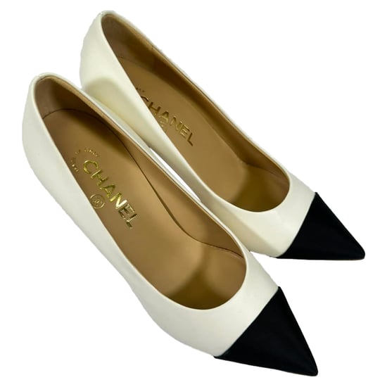 Chanel CC Spitz-Zeh-Pumps aus weißem Leder - Image 6