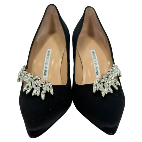 Manolo Blahnik Nadira Verzierte Pumps aus schwarzem Satin - Image 2