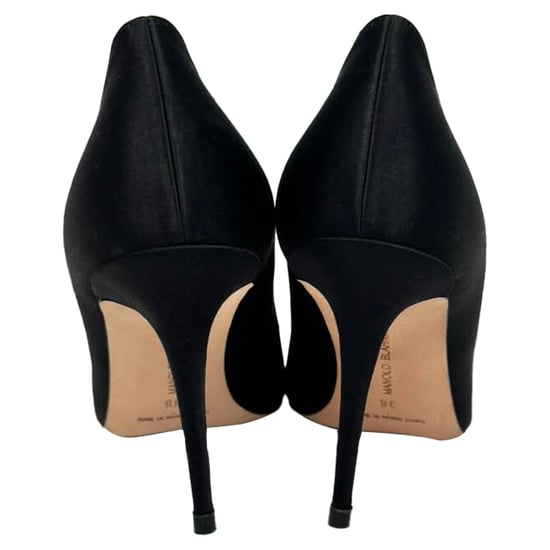 Manolo Blahnik Nadira Verzierte Pumps aus schwarzem Satin - Image 3