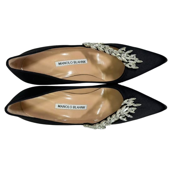 Manolo Blahnik Nadira Verzierte Pumps aus schwarzem Satin - Image 4