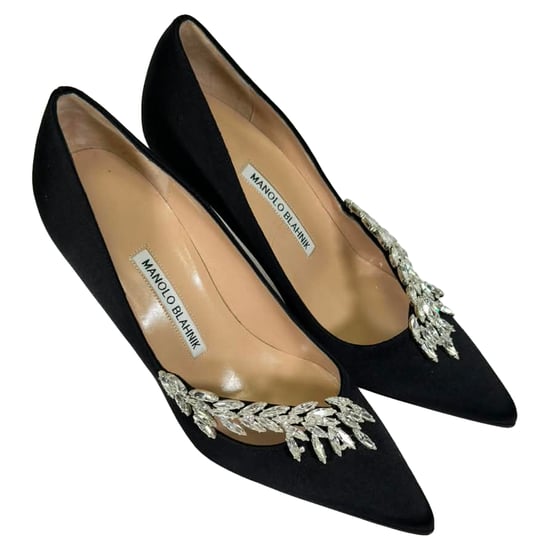 Manolo Blahnik Nadira Verzierte Pumps aus schwarzem Satin - Image 6