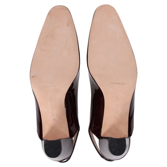 Manolo Blahnik Slingback-Pumps mit mandelförmiger Spitze aus burgunderrotem Lackleder - Image 5