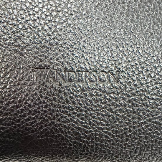 JW Anderson Die JWA Ecken-Tote-Bag aus schwarzem Leder - Image 5